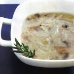 Zwiebelsuppe mit Champignons