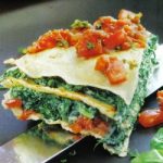 Crepes-Lasagne mit Spinat und Tomaten